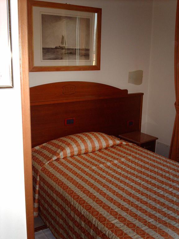 Single Room,446673903:JPEG